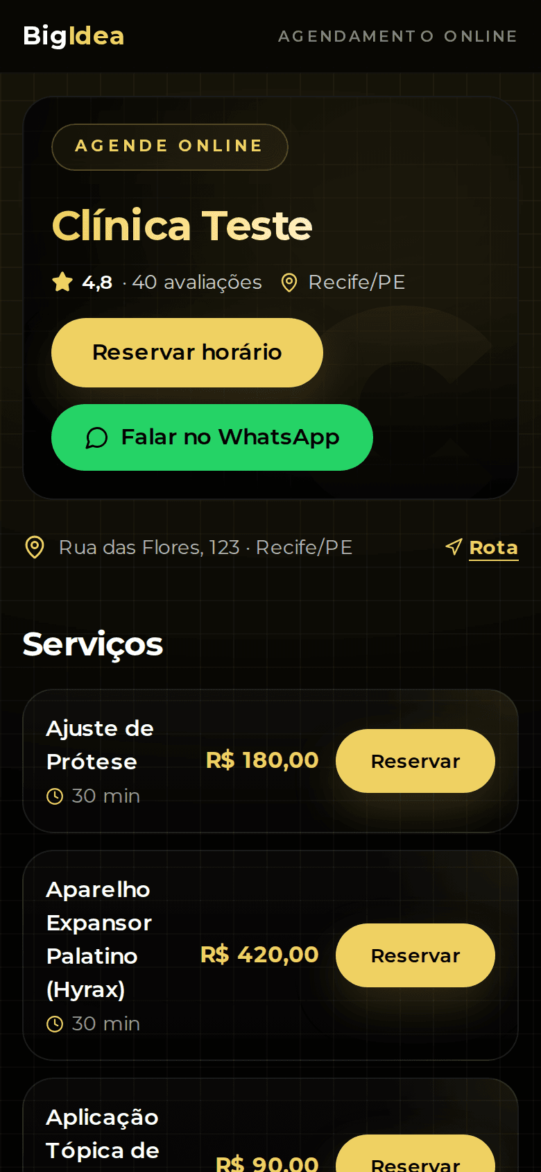 Página de agendamento da Clínica Teste aberta no celular, com o botão Reservar horário e a lista de serviços